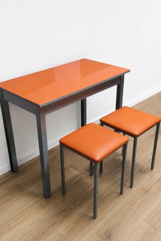 Mesa moderna de cristal con dos taburetes