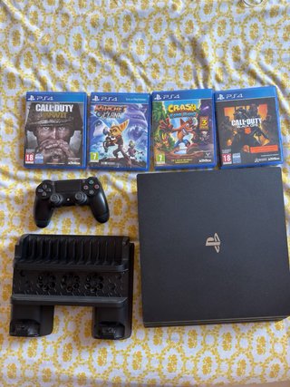 Ps4 pro, 1 mando, 4 juegos y sus cables