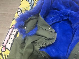 Parka verde con forro azul eléctrico