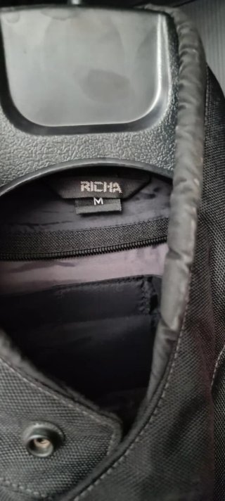 Chaqueta richa moto.