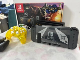 Nintendo Switch + Monster Hunter Rise + extras