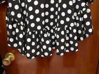 Vestido corto negro con lunares blancos