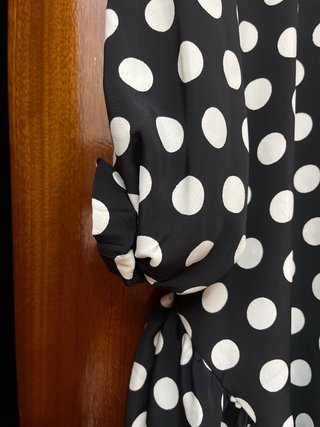 Vestido corto negro con lunares blancos