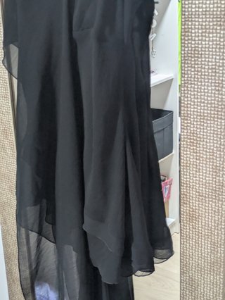 Camiseta negra de gasa con caídas largas