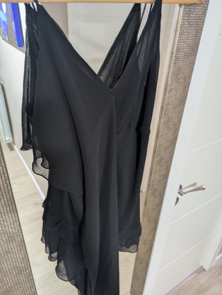 Camiseta negra de gasa con caídas largas