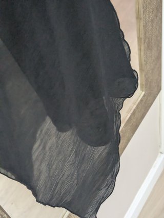 Camiseta negra de gasa con caídas largas