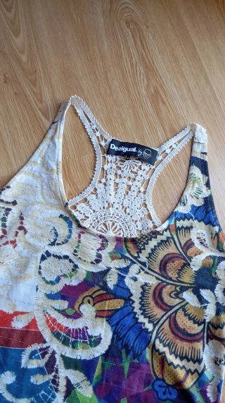 Camiseta sin mangas. Marca Desigual. Talla M
