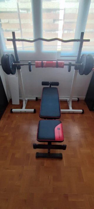 Rack de pesas, barra, discos, banco y mancuenas