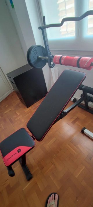 Rack de pesas, barra, discos, banco y mancuenas