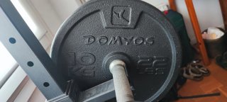 Rack de pesas, barra, discos, banco y mancuenas