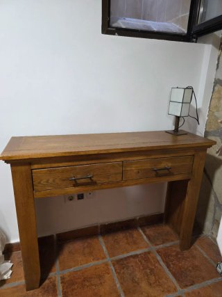 Un aparador para entrada de madera