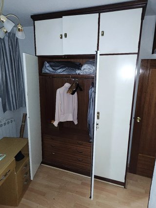 armario de 3 puertas con cajones dentro