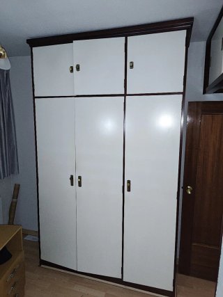 armario de 3 puertas con cajones dentro