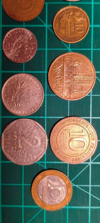 Lote de 12 monedas de francos franceses. 1
