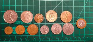 Lote de 12 monedas de francos franceses. 1