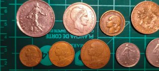 Lote de 12 monedas de francos franceses. 1