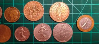 Lote de 12 monedas de francos franceses. 1