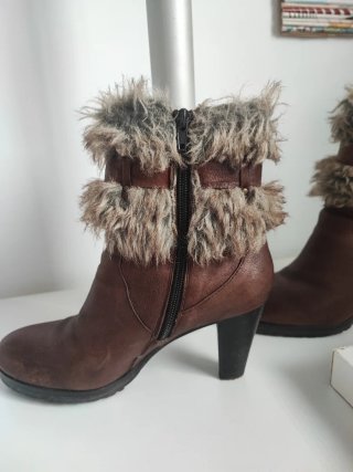 Botines de piel marrón con pelo y tacón