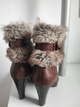 Botines de piel marrón con pelo y tacón
