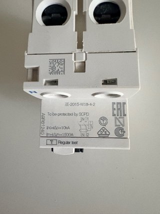 Interruptor diferencial superinmunizado Schneider.