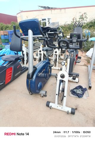 Gimnasio Ortus fitness bicis y bancos