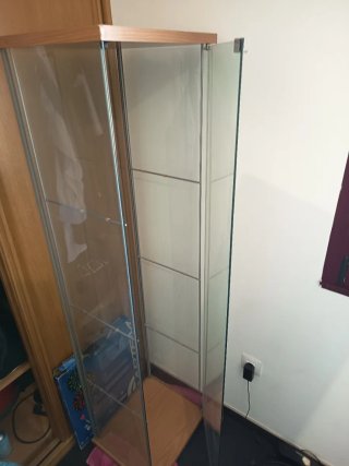 Vitrina de cristal y de madera con estanterías