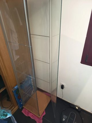 Vitrina de cristal y de madera con estanterías