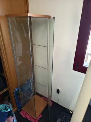 Vitrina de cristal y de madera con estanterías