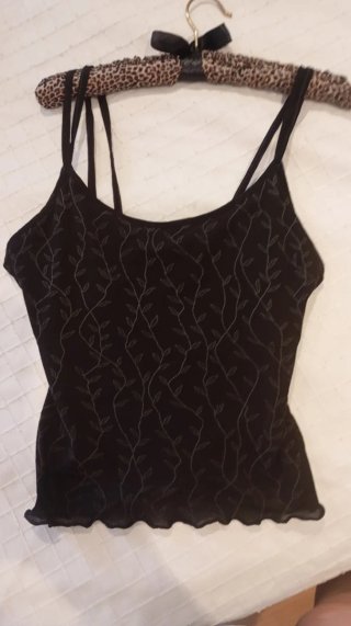 Camiseta negra tirantes. Dibujo de hojas grises.
