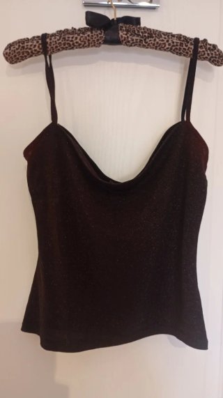 Camiseta negra tirantes. Dibujo de hojas grises.