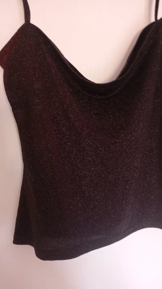 Camiseta negra tirantes. Dibujo de hojas grises.