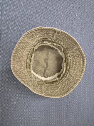 Sombrero de tela vaquera color caqui.