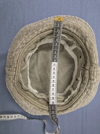 Sombrero de tela vaquera color caqui.