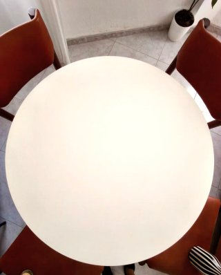 Mesa blanca de 90 cm de diámetro