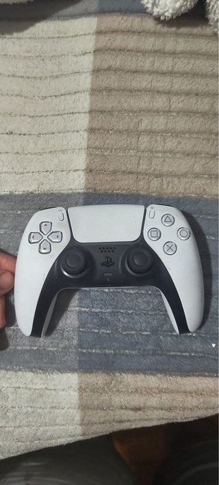 Play 5 tiene 5 meses de comprado , es de una tera
