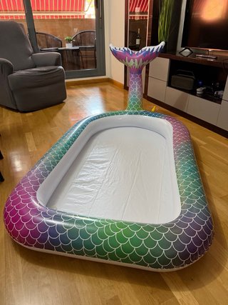 Piscina hinchable multicolor para niña !