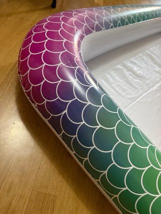 Piscina hinchable multicolor para niña !