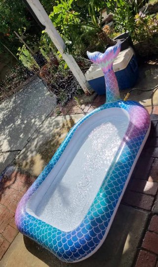 Piscina hinchable multicolor para niña !