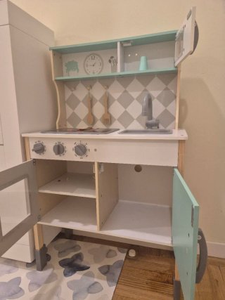 Una cocinita de juguete de madera