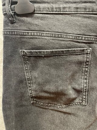 Jeans Vaquero negro de la marca Mango