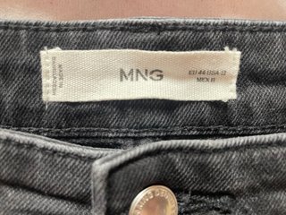 Jeans Vaquero negro de la marca Mango