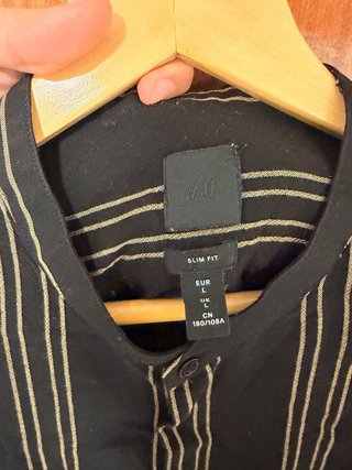 Camisa negra de rayas finas