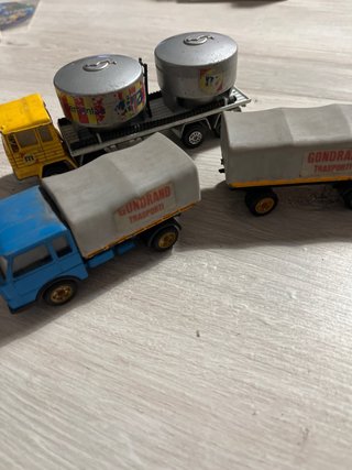 Due camion vintage in metallo