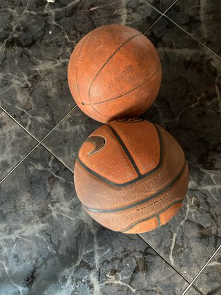 2 balones de baloncesto