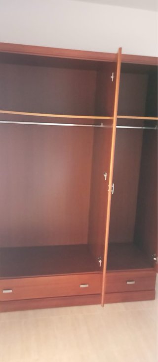 Armario de tres puertas con cajones en buen estado