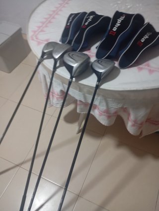 PALOS DE GOLF CON BOLSA Y PELOTAS