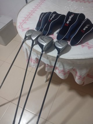PALOS DE GOLF CON BOLSA Y PELOTAS