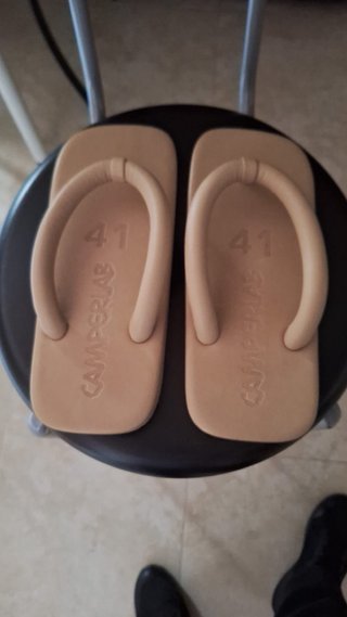 Sandalias beige de piel con un diseño rectangular