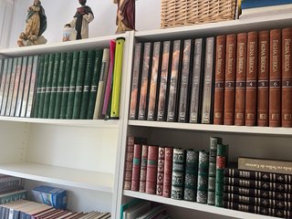 Gran colección libros mas películas VHS.