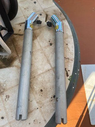 Carrete y cañas de fondo